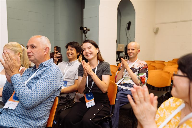 Учасники аплодують під час Green Pitch Day