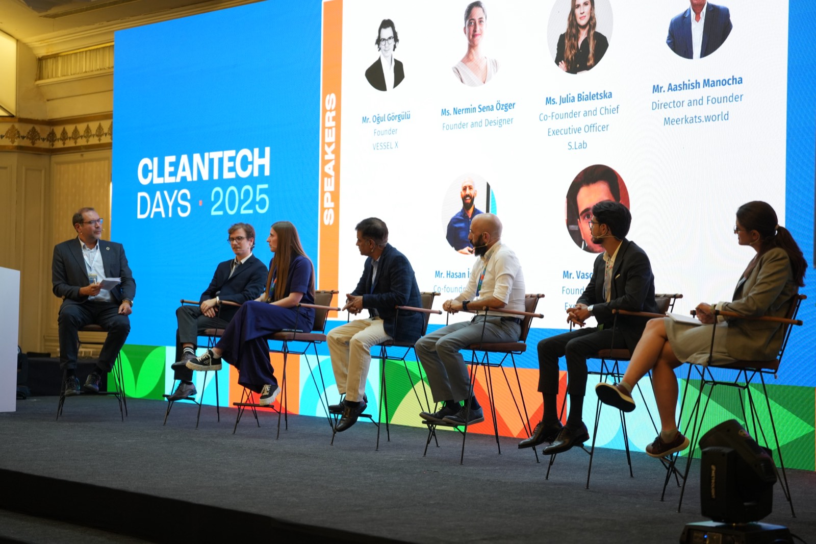 Панельна дискусія на сцені Cleantech Days 2025, на екрані фото спікерів