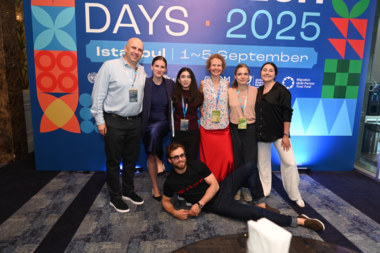 Групове фото української делегації у фотозоні Cleantech Days 2025