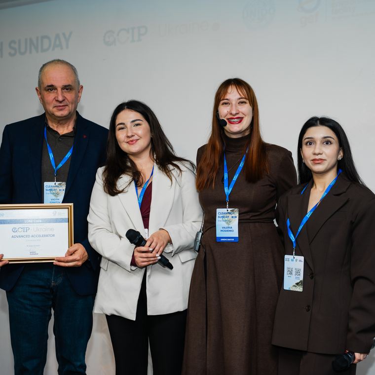 Вручення сертифіката учасниці програми
