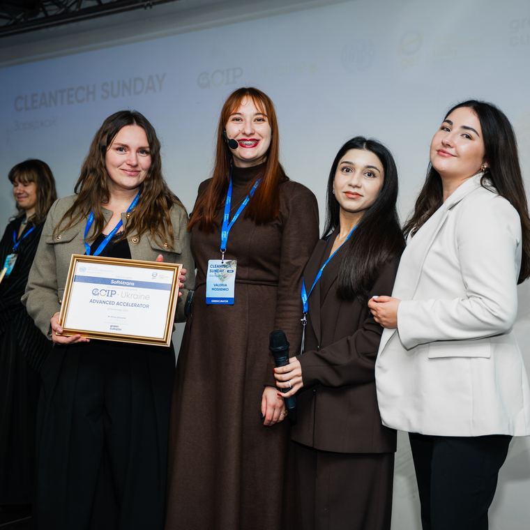 Учасники з сертифікатами на сцені